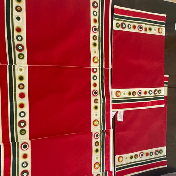 6 Jingles & Joy Christmas placemats like new! Red and green buttons and ribbon - Picture 3 of 17